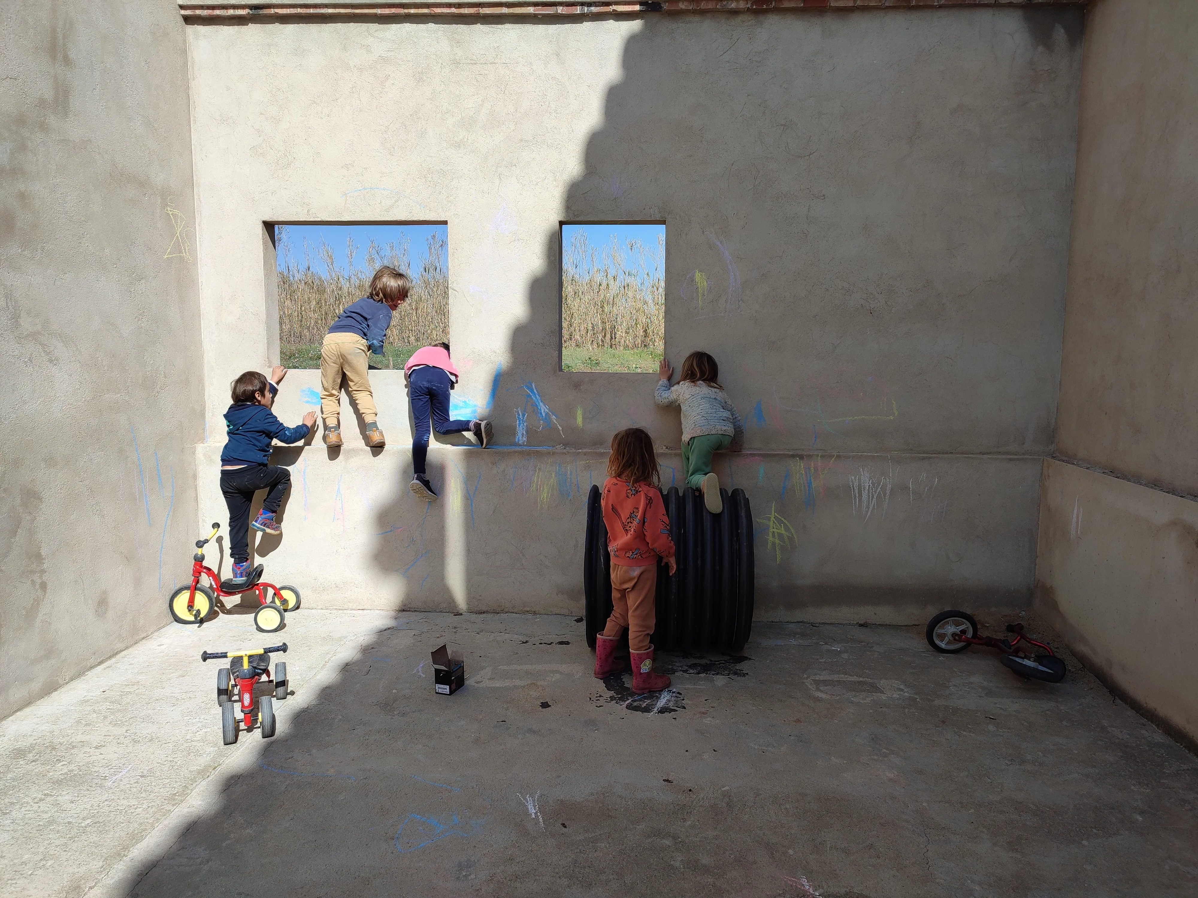 Infants jugant a Espai Corriols